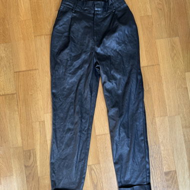 Schwarze kunst-Lederhose Gr. 36