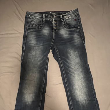 Jeans avec boutons 
