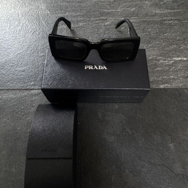 Occhiali da sole Prada neri con custodia