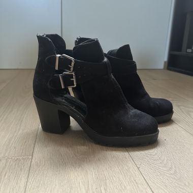 Offene Stiefeletten