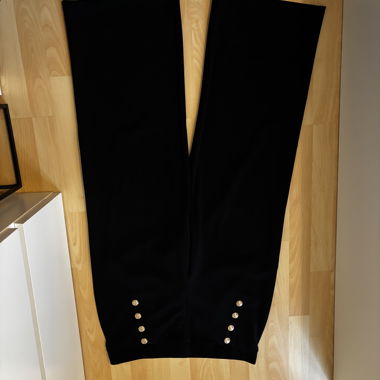Pantalon noir avec boutons dorés
