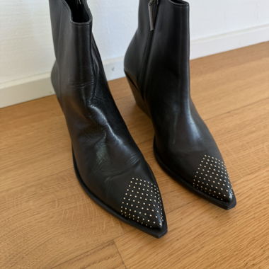 Schwarze Nieten-Ankle-Boots