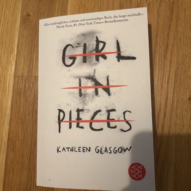 Livre Girl in Pieces