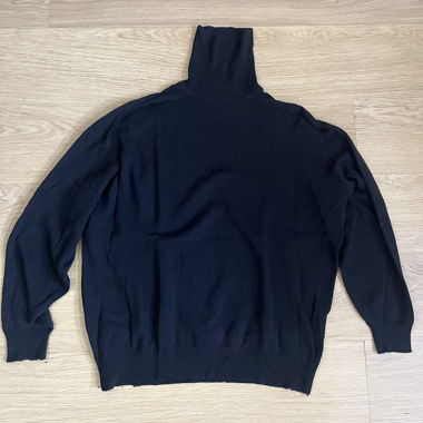 Schwarzer Rollkragenpullover aus reiner Wolle