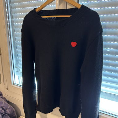 Schwarzer Pullover mit Herz