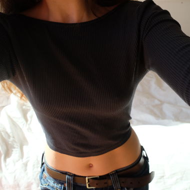 Crop top nero scollato sulla schiena