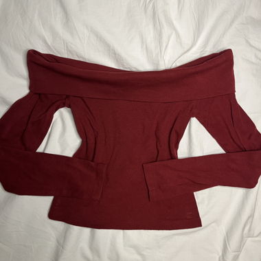Maglione rosso off-shoulder confortevole
