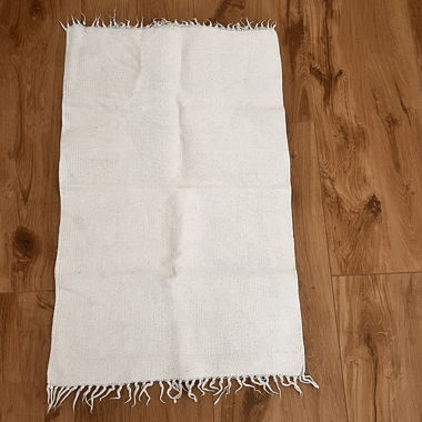 Weiss gewebter Teppich