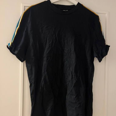 Schwarzes T-Shirt mit Streifen