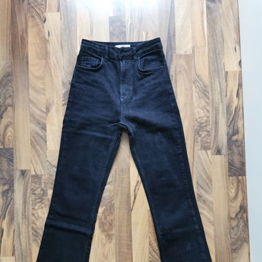 Schwarze Jeans mit Schlag