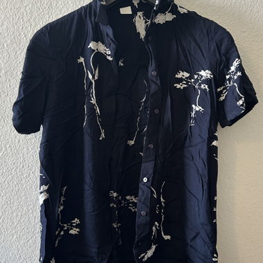 Marineblaues Hemd mit floralem Muster, Kurzarm