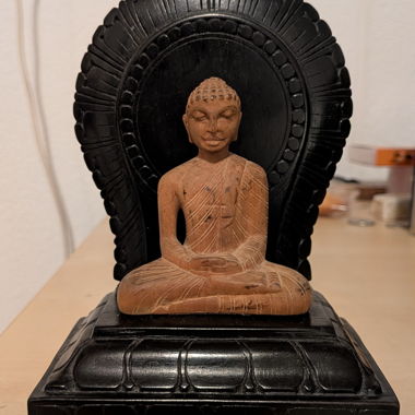 Holzfigur Buddha mit schwarzem Rahmen