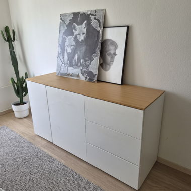Commode blanche avec plateau en bois
