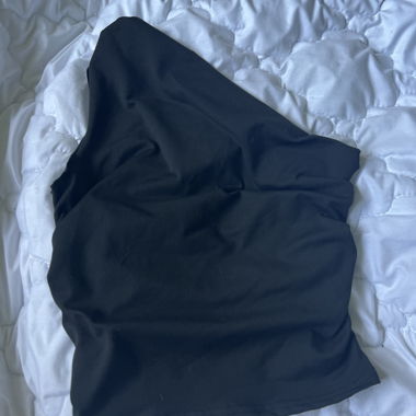 Haut noir à une épaule