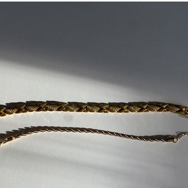 Goldfarbene Armbänder