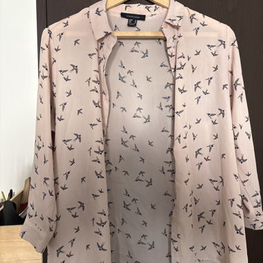 Camicia rosa con uccelli