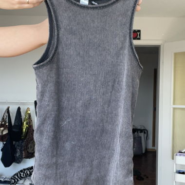 simple black tanktop