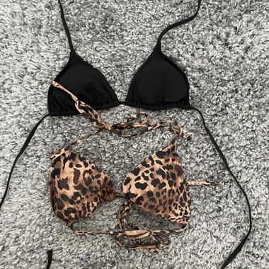 Schwarzes und Leoparden-Bikini-Top