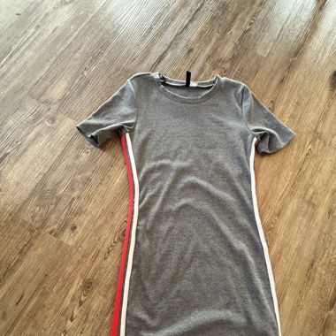 Enges graues Kleid