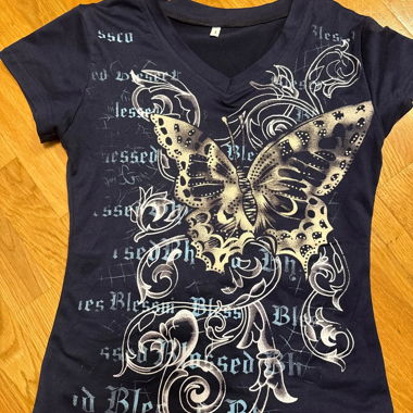 T-shirt da donna con farfalla