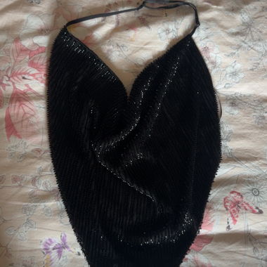 Schwarzes Top mit freiem Rücken und Perlen