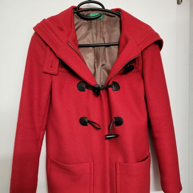 Roter Mantel Benetton