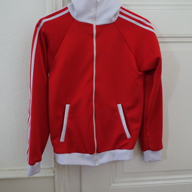 Veste de sport rouge avec bandes blanches