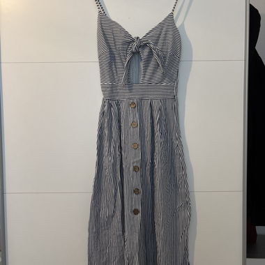 Gestreiftes Sommerkleid mit Knopfleiste