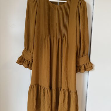 Gelbes Herbstkleid