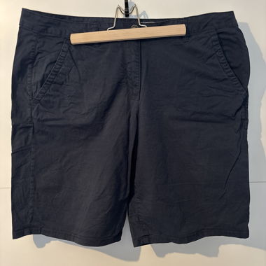 Dunkelblaue kurze Stoffhose (chino)