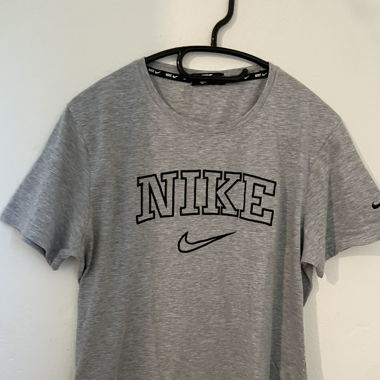 T shirt Nike gris