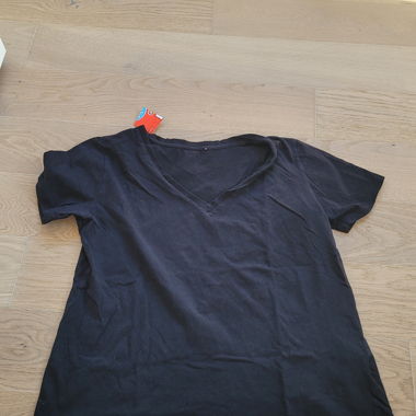 T-shirt nero con scollo a V