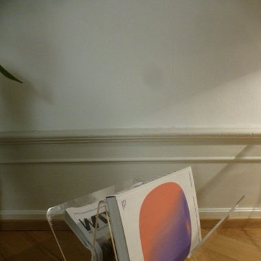 Mid Century Plexiglas Zeitungshalter mit Griff