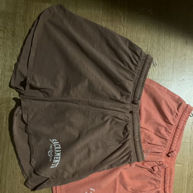 2 shorts dont 1 brun et l’autre couleur saumon