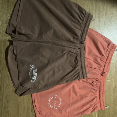 2 shorts dont 1 brun et l’autre couleur saumon