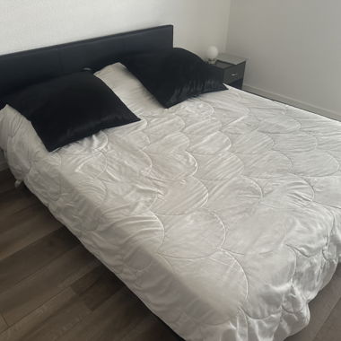 Chambre et 2 tables de nuit