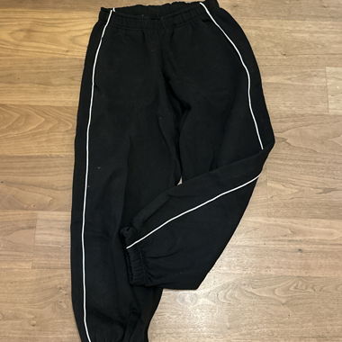 Schwarze Jogginghose mit Streifen