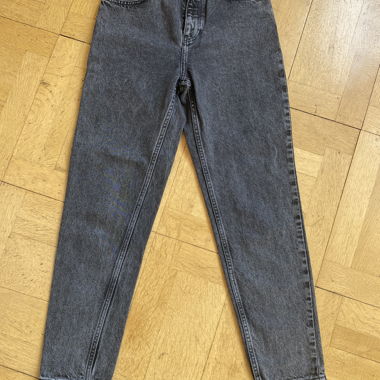 Graue Mom-Jeans