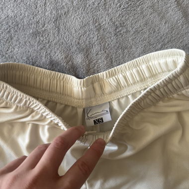 Beiger Sportshort Kani