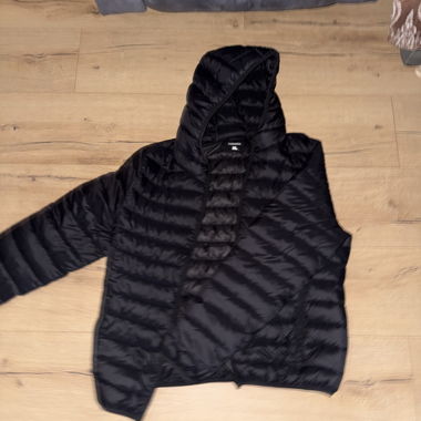 Veste matelassée noire avec capuche