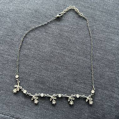 Floral pendant necklace