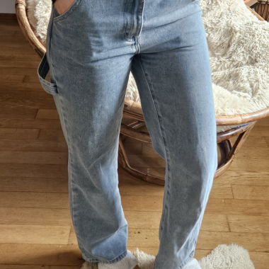 Hellblaue High-Waist Mom-Jeans mit Gürtel