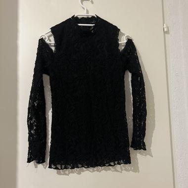 Haut manche longue noir en dentelle 