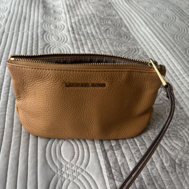 Pochette Michael Kors en cuir camel