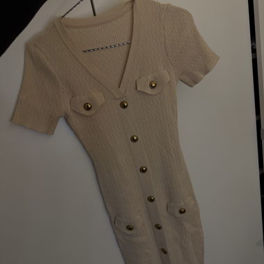 Vestito in maglia beige con bottoni