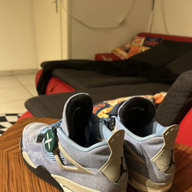 Jordan 4  rétro  coloris bleu  université