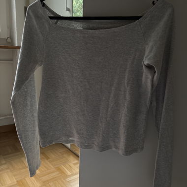 Top scollato sulle spalle