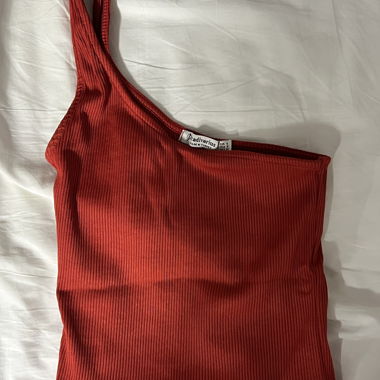Top asimmetrico rosso