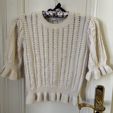 Pull en maille crème à volants