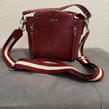 Handbag with shoulder strap